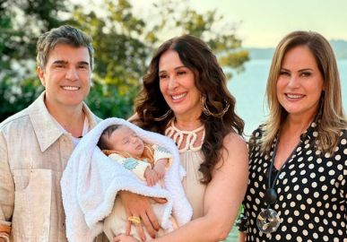 Claudia Raia fala sobre emoção de ser mãe aos 56 anos de idade: - <i>Ele é meu milagrinho</i>