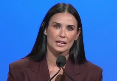 Demi Moore compartilha foto com esposa de Bruce Willis, ex-sogra, filha e neta