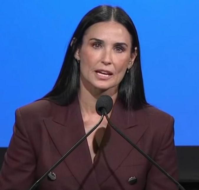 Demi Moore compartilha foto com esposa de Bruce Willis, ex-sogra, filha e neta A atriz já foi casada com o ator e tem três filhas com ele