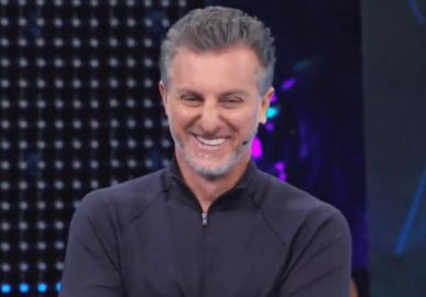 Luciano Huck fica envergonhado após ser questionado se assiste pornografia: <I>Ficou vermelho</i>
