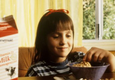 Atriz de <i>Matilda</i> relata assédios e conta sobre o impacto em ter atingido a fama tão cedo, entenda