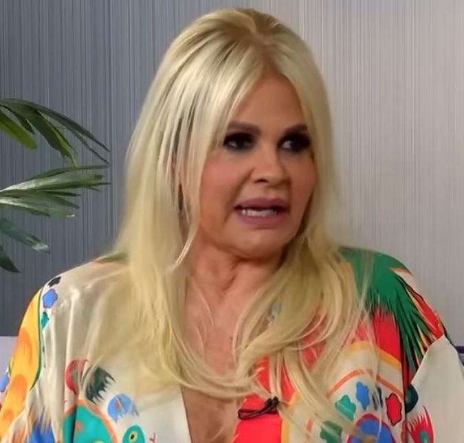 Monique Evans fala sobre gravidez de gêmeos de Bárbara Evans: Eu estou radiante. Vai ser muito especial! A apresentadora conversou com o ESTRELANDO e contou como recebeu a notícia de que seria avó novamente