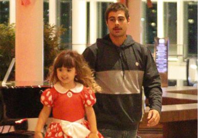 Rafa Vitti brinca com Clara Maria durante passeio em família, veja