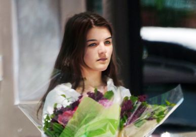 Suri Cruise, filha de Tom Cruise e Katie Holmes, é flagrada comprando flores no Dia das Mães