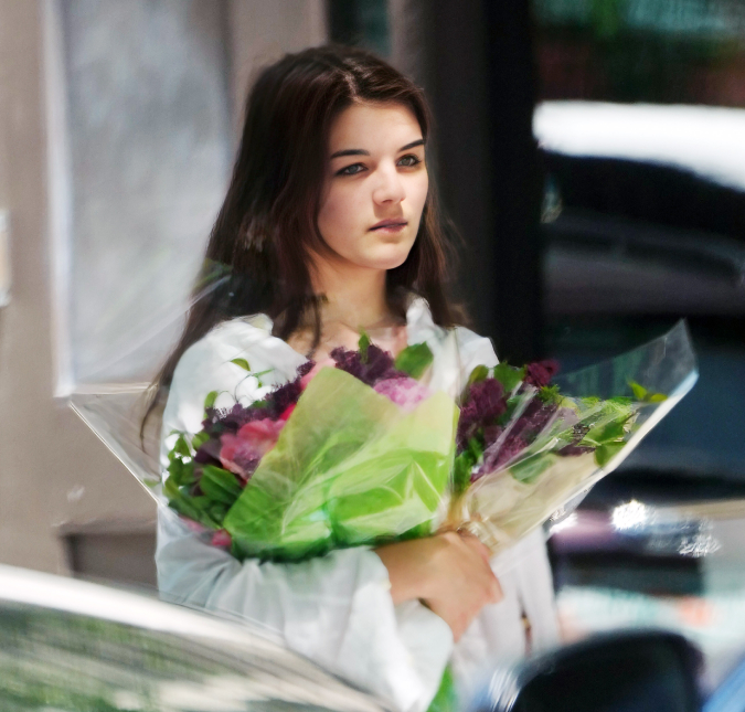 Suri Cruise, filha de Tom Cruise e Katie Holmes, é flagrada comprando flores no Dia das Mães