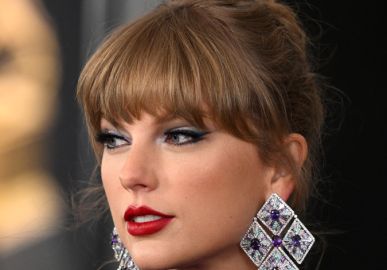 Matty Healy, suposto <i>affair</i> de Taylor Swift, é flagrado no <i>show</i> da cantora pela segunda vez!