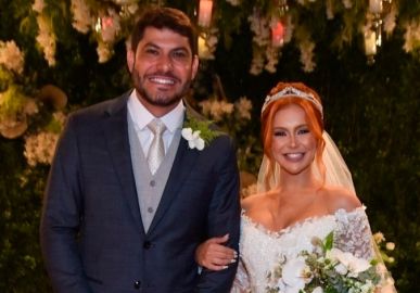 Yugnir perde aliança de 60 mil reais durante casamento com Mirela Janis