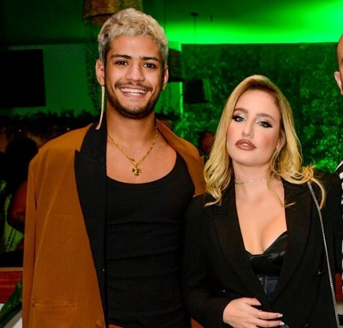 Bruna Griphao e Gabriel Santana são flagrados em clima de romance e trocam beijos durante <i>show</i>; veja!