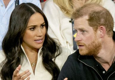 Príncipe Harry e Meghan Markle falam sobre as pressões das mídias sociais em visita à adolescentes