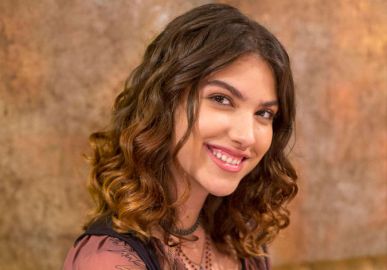 Giovanna Grigio pega buquê em casamento de Isabella Scherer e comemora: <i>Meus amigos casaram</i>