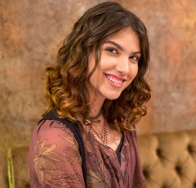 Giovanna Grigio pega buquê em casamento de Isabella Scherer e comemora: <i>Meus amigos casaram</i>