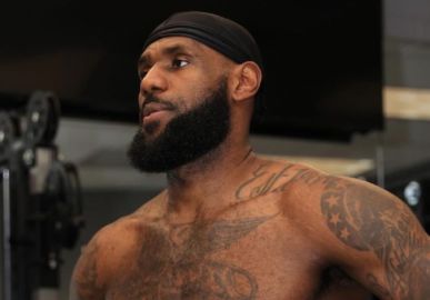LeBron James, Stephen Curry, Luka Doncic... Veja um verdadeiro colírio com as fotos dos atletas da <I>NBA</i>!