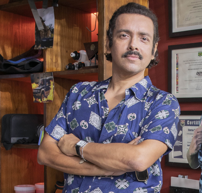 Rodrigo Fagundes se emociona com homenagem surpresa do marido, assista
