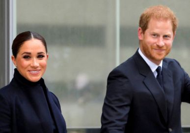 Palácio de Buckingham não se pronúncia após Príncipe Harry e Meghan Markle sofrerem com perseguição de <I>paparazzi</i>