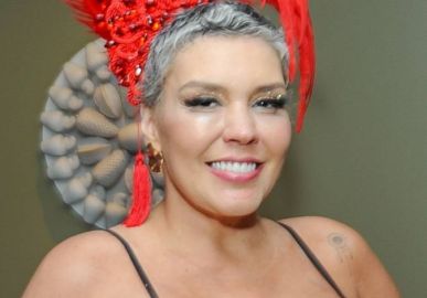 Simony recebe alta do hospital e posta registro indo para casa: <I>Gratidão</i>
