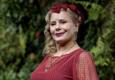 Vera Fischer compartilha foto antiga em praia de nudismo e critica a <I>internet</i>: <I>Patético!</i>