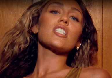 Miley Cyrus revela que conheceu o namorado Maxx Morando em um encontro às cegas