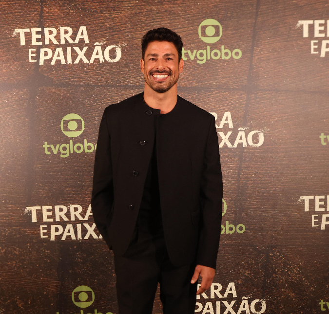 Cauã Reymond completa 43 anos de idade e compartilha <I>selfie</I> em meio a natureza