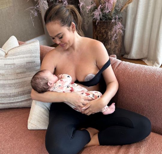 Chrissy Teigen, Gisele Bündchen, Sandra Annenberg... Veja as mamães babonas do mundo dos famosos!