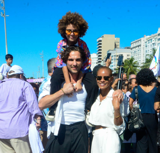 Aline Wirley, Igor Rickli e o filho participam de passeata da adoção no Rio de Janeiro