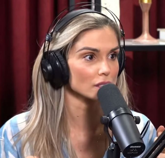 Flávia Viana passa por momento assustador durante voo: Começou a sacudir de uma maneira severa A apresentadora revelou que o seu marido, Marcelo Zangrandi, ficou sem reação