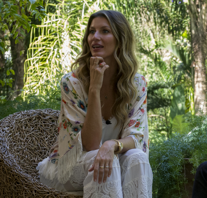 Gisele Bündchen posa com irmã gêmea em tapete vermelho e fala sobre relação: - <i>Ela me protege</i>