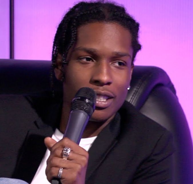 A$AP Rocky é motivo de polêmica após parar briga em boate, entenda! O cantor pediu para que os homens se comportassem enquanto ele e Rihanna estivessem lá