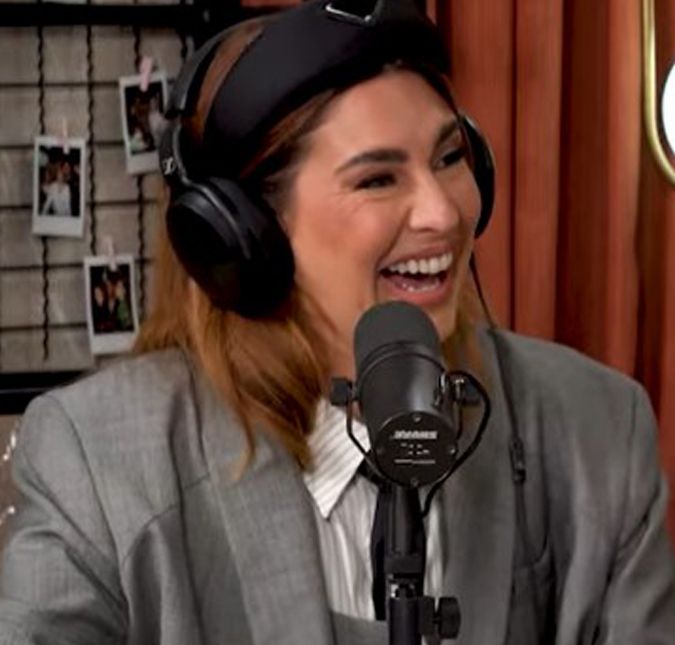 A atriz revelou que sentiu muita vergonha da entrevista da amiga com Adam Sandler e Jennifer Aniston