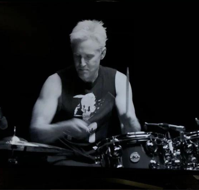 Foo Fighters faz primeiro <i>show</i> sem Taylor Hawkins e apresenta novo baterista