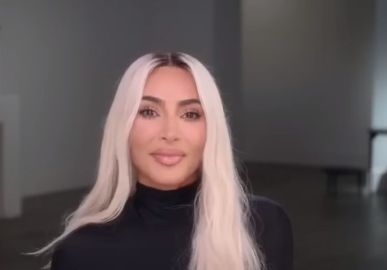 Kim Kardashian cai no choro e fala sobre boatos criados por Kanye West: <i>Mais prejudiciais para as crianças do que minha sex tape</i>