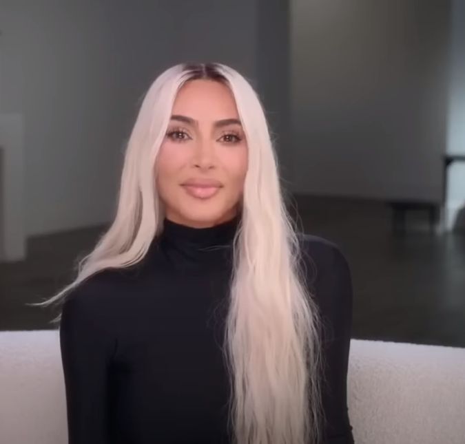 Kim Kardashian cai no choro e fala sobre boatos criados por Kanye West: <i>Mais prejudiciais para as crianças do que minha sex tape</i>