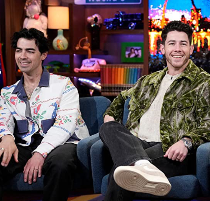 Joe Jonas admite ter sentido inveja ao descobrir que Nick Jonas seria jurado no <I>The Voice</i>