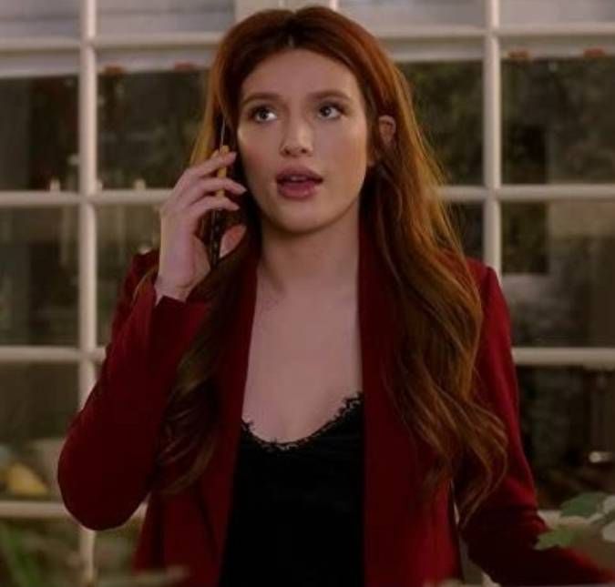 Com diamante de mais de dez quilates, Bella Thorne anuncia estar noiva A atriz foi pedida em casamento por Mark Emms