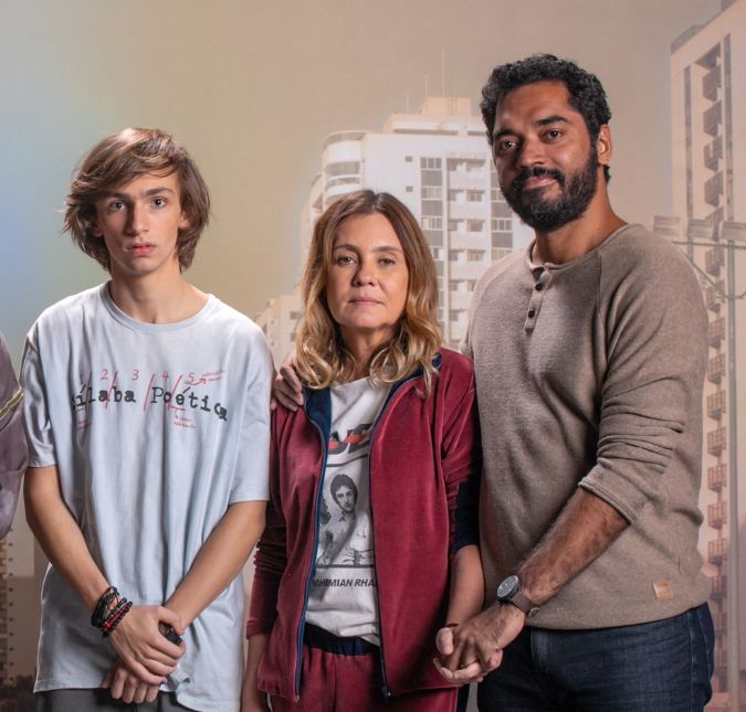 Adriana Esteves revela ensinamento que teve com personagem em <i>Os Outros: - Eu posso ser um pouquinho mais tranquila</i>