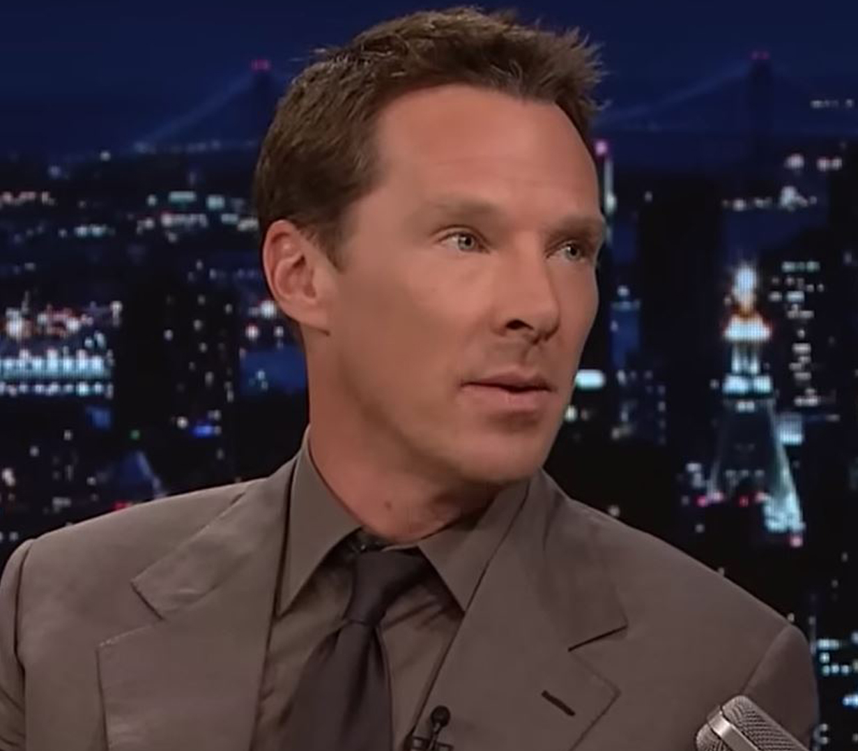 Benedict Cumberbatch tem casa invadida por homem armado com faca