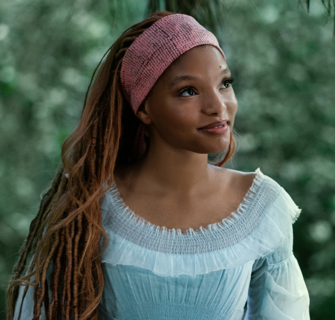 Halle Bailey vai ao cinema disfarçada assistir <I>A Pequena Sereia</i>