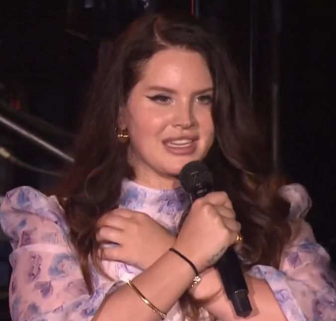 Lana Del Rey viraliza ao pedir para fãs ajudarem a achar seu cigarro eletrônico no palco O fato curioso chamou a atenção até fora do Brasil