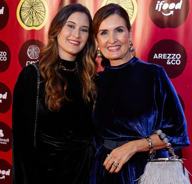 Mãe e filha, Fátima Bernardes e Bia Bonemer combinam <i>looks</i> no Prêmio da Música Brasileira