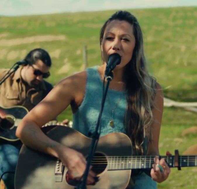 Colbie Caillat fez os fãs brasileiros simplesmente entrarem em colapso com uma publicação nas redes sociais em que a cantora anunciou o seu show no país, e o melhor de tudo foi que ela respondeu em português. BRASIL. Estou tão feliz em anunciar que eu vou voltar em Dezembro. Vocês me apoiam tanto e é por isso que eu mal posso esperar para ver todos nos meus shows em São Paulo, Porto Alegre e no Rio de Janeiro.