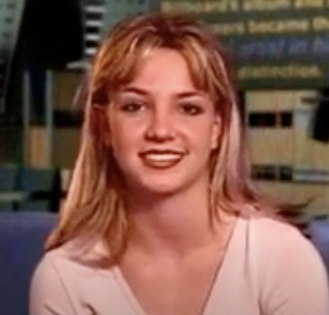 Britney Spears, nascida no dia 2 de dezembro de 1981, começou a carreira com apenas dez anos de idade, quando apareceu no programa infantil The Mickey Mouse Club, na época ela atuava e em 1997 foi contratada pela gravadora Jive Records para lançar seus dois primeiros álbuns musicais Baby One More Time e Oops! I Did It Again. As músicas se tornaram um hit mundial e ela recebeu o apelido de Princesa do Pop. Britney foi indicada à 706 categorias de prêmios no cenário musical e levou 376 para casa. Poderosa, né? Mas, como nem tudo são flores, a cantora enfrentou altos e baixos. No início dos anos 2000, Britney estava passando por uma série de problemas envolvendo polêmicas, bebidas e outras substâncias, assim, em 2008, ela foi colocada sob a tutela protetiva de seu pai, Jamie Spears. Alegando que Britney não tinha condições de se cuidar sozinha, a medida teria efeito imediato na vida da artista. Ela perdeu acesso ao seu dinheiro, agenda e o poder de tomada de decisões pessoais. Por 13 anos, a loira ficou sob os cuidados do pai, mas lutou para se livrar da tutela. Cansada do controle excessivo, ela passou a revelar todos os abusos que sofreu ao longo dos anos. Nos relatos, ela conta que foi obrigada a trabalhar mesmo quando estava doente ou exausta, precisou colocar o DIU, um método contraceptivo, contra a sua vontade e tomava remédios muito fortes para mantê-la na linha, ou seja, realizar as tarefas que seu pai e agentes queriam. Em janeiro de 2022, depois de muita mobilização dos fãs e da criação do movimento Free Britney, traduzido como Libertem a Brtiney, a cantora finalmente se viu livre dos controle parental. Ao 41 anos de idade, a artista está livre para controlar sua própria vida e teve um ano bem agitado. Pensando nisso, o ESTRELANDO decidiu reunir nesta galeria tudo que a Princesa do Pop já fez desde o fim da tutela, então segue o fio! Britney Spears, nascida no dia 2 de dezembro de 1981, começou a carreira com apenas dez anos de idade, quando apareceu no programa infantil The Mickey Mouse Club, na época ela atuava e em 1997 foi contratada pela gravadora Jive Records para lançar seus dois primeiros álbuns musicais Baby One More Time e Oops! I Did It Again. As músicas se tornaram um hit mundial e ela recebeu o apelido de Princesa do Pop. Britney foi indicada à 706 categorias de prêmios no cenário musical e levou 376 para casa. Poderosa, né? Mas, como nem tudo são flores, a cantora enfrentou altos e baixos. No início dos anos 2000, Britney estava passando por uma série de problemas envolvendo polêmicas, bebidas e outras substâncias, assim, em 2008, ela foi colocada sob a tutela protetiva de seu pai, Jamie Spears. Alegando que Britney não tinha condições de se cuidar sozinha, a medida teria efeito imediato na vida da artista. Ela perdeu acesso ao seu dinheiro, agenda e o poder de tomada de decisões pessoais. Por 13 anos, a loira ficou sob os cuidados do pai, mas lutou para se livrar da tutela. Cansada do controle excessivo, ela passou a revelar todos os abusos que sofreu ao longo dos anos. Nos relatos, ela conta que foi obrigada a trabalhar mesmo quando estava doente ou exausta, precisou colocar o DIU, um método contraceptivo, contra a sua vontade e tomava remédios muito fortes para mantê-la na linha, ou seja, realizar as tarefas que seu pai e agentes queriam. Em janeiro de 2022, depois de muita mobilização dos fãs e da criação do movimento Free Britney, traduzido como Libertem a Brtiney, a cantora finalmente se viu livre dos controle parental. Ao 41 anos de idade, a artista está livre para controlar sua própria vida e teve um ano bem agitado. Pensando nisso, o ESTRELANDO decidiu reunir nesta galeria tudo que a Princesa do Pop já fez desde o fim da tutela, então segue o fio!