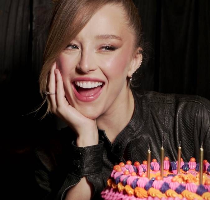 Duda Reis ganha festa surpresa de noivo para comemorar aniversário A influenciadora completou 22 anos de idade na última quinta feira, dia 1º