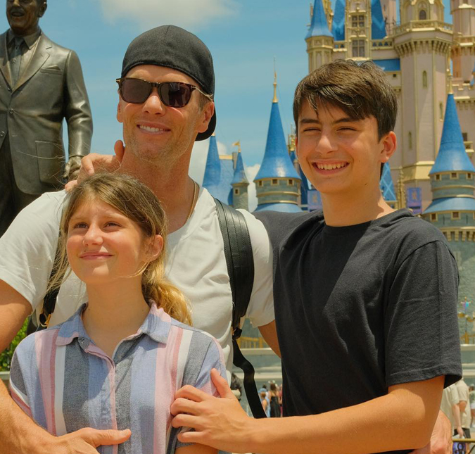Tom Brady encanta ao mostrar férias na Disney ao lado dos filhos, Benjamin e Vivian