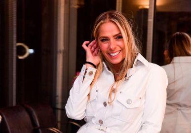 Adriane Galisteu curte praia com Juliana Nalú, ex-<i>affair</i> de Kanye West