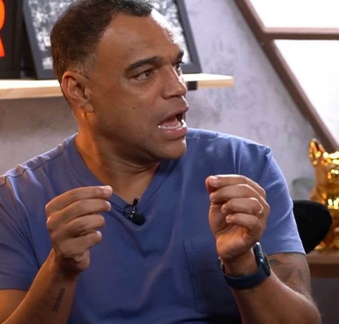 Belo volta a ser cobrado por Denilson: Ele continua me devendo e não é pouco Em um recente podcast, o ex jogador revelou que a dívida do cantor está na casa dos milhões