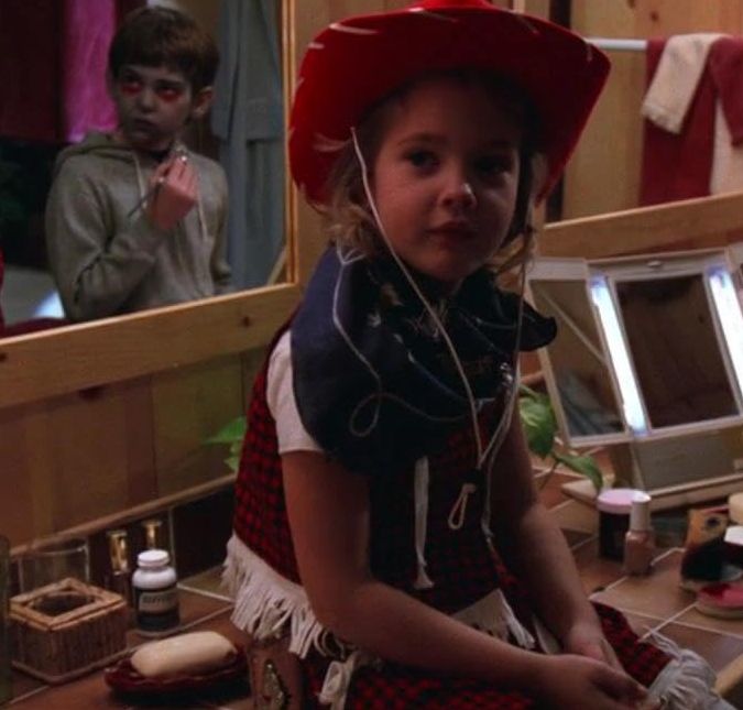 Durante a infância, Drew Barrymore teria pedido para que Steven Spielberg fosse seu pai; entenda! O diretor não aceitou, mas se tornou o padrinho da atriz