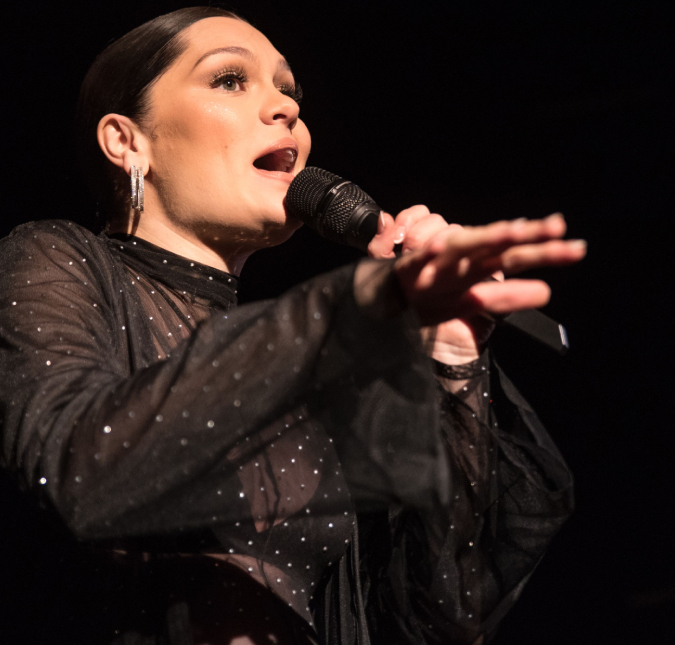 Jessie J aparece cantando para o filho recém-nascido: <I>Minha audiência favorita</i>
