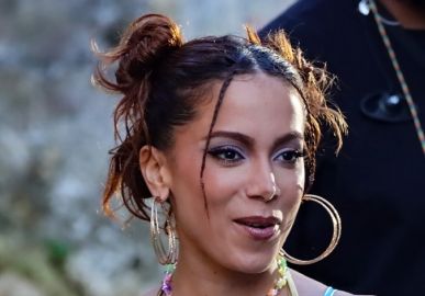 Na Croácia, Anitta dança muito ao lado de Juliette e Lexa durante passeio de barco