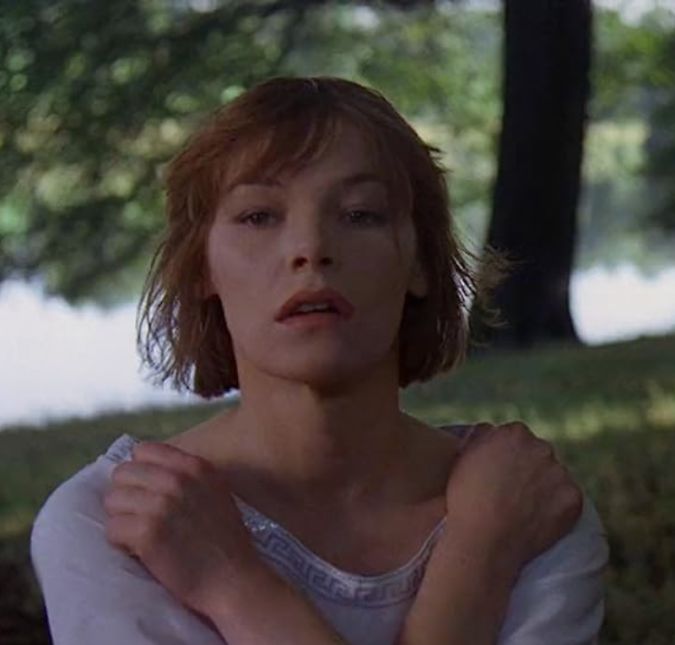 Glenda Jackson, atriz conhecida por seu papel em Women in Love, morreu aos 87 anos de idade após uma breve doença. A atriz ganhou o Oscar duas vezes em sua carreira, mas, ainda assim, em 1992 deixou tudo para trás para focar na política. Ela serviu o parlamento britânico por mais de 20 anos depois disso. Em 2015, após deixar o cargo político, voltou para mais um filme - Elizabeth Is Missing, de 2019. Na trama, ela interpretava uma idosa que enfrentava sintomas de demência. Glenda Jackson, atriz conhecida por seu papel em Women in Love, morreu aos 87 anos de idade após uma breve doença. A atriz ganhou o Oscar duas vezes em sua carreira, mas, ainda assim, em 1992 deixou tudo para trás para focar na política. Ela serviu o parlamento britânico por mais de 20 anos depois disso. Em 2015, após deixar o cargo político, voltou para mais um filme - Elizabeth Is Missing, de 2019. Na trama, ela interpretava uma idosa que enfrentava sintomas de demência.