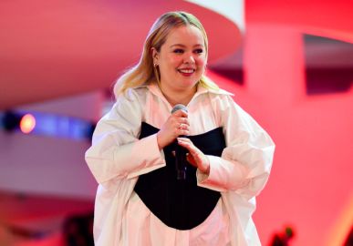 No <I>Tudum</I>, Nicola Coughlan, de <I>Bridgerton</i>, entrega o que Lady Whistledown escreveria sobre os fãs brasileiros