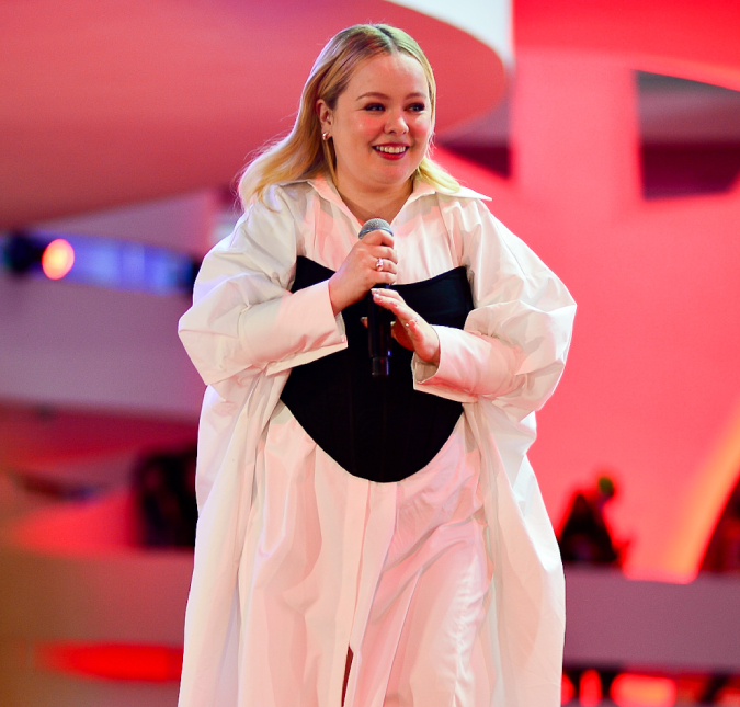 No <I>Tudum</I>, Nicola Coughlan, de <I>Bridgerton</i>, entrega o que Lady Whistledown escreveria sobre os fãs brasileiros
